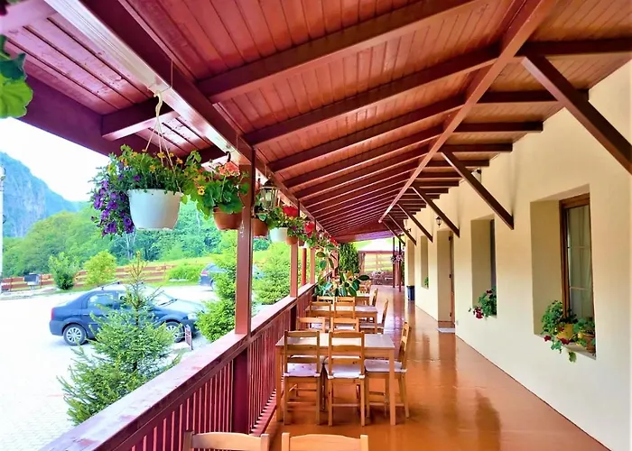 Pensiunea Castania - Pensiune cu piscina la munte
