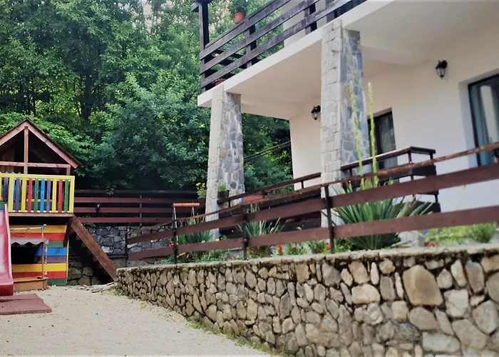 Bucura Vila Sinaia - Self Service Bbq, Outdoor Hot Tub & Playground