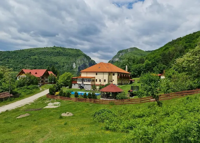 Pensiunea Castania - Pensiune cu piscina la munte
