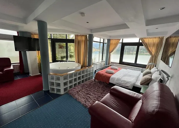 Vila Franceză - Cazare cu jacuzzi pe malul lacului Colibița