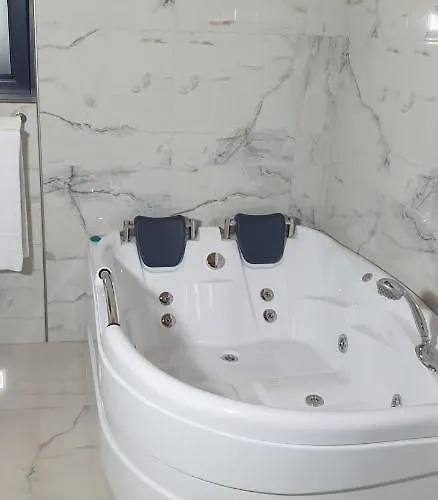 ELEGANT ROOMS - ULTRACENTRAL - Jacuzzi Cu Hidromasaj