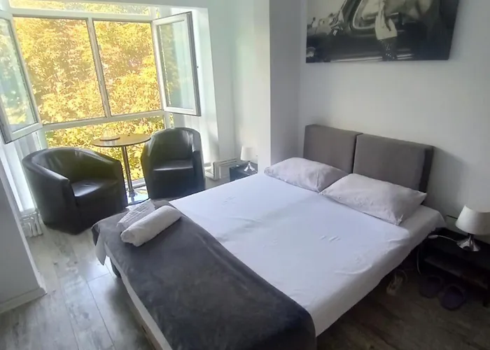 Hostel Florentin Camere Bai Comune Acces Bucatarie Cheap Private Rooms Shared Bathrooms Kittchen Laundry Machine Access Netflix