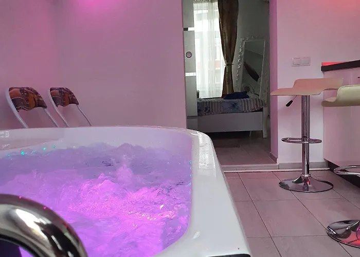 White House&Jacuzzi