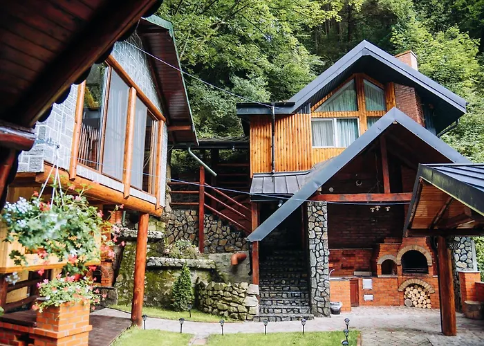 Zumzetul Raului Villa Rucăr, România