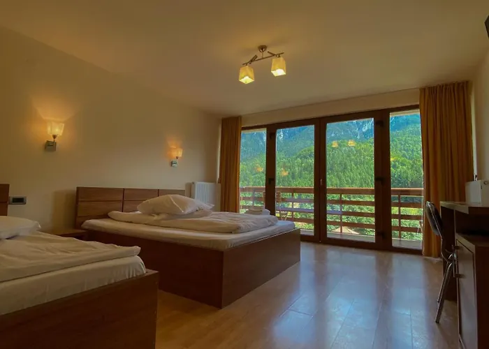 Panorama Pietrei Craiului Hotel Zărneşti, România
