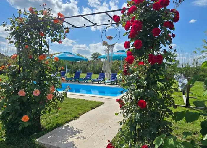 Casa Cu Trandafiri