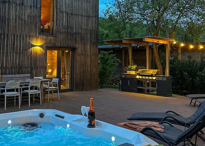 La Rau 663A - Riverside Mountain Chalet With Outdoor Jacuzzi